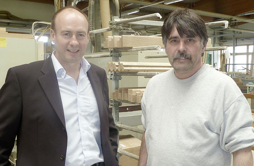 Inhaber und Geschäftsführer Roman Häberle (r.), hier mit Georg ­Buschner von SFS intec, hat frühzeitig das Potenzial der Einzelteilfertigung erkannt.