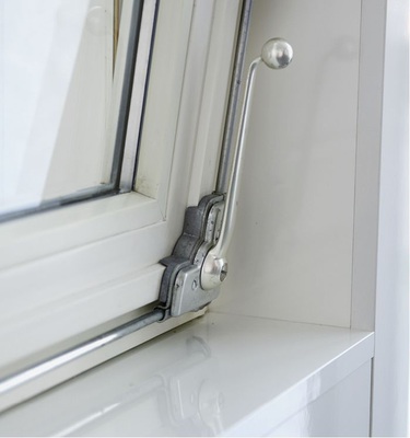 „Poricella“ — Das erste (Zweihand-) Fenstersystem von Internorm. Ein Hebel regelte die Dreh-/Kippfunktion, der zweite ver- bzw. entriegelte das Element.