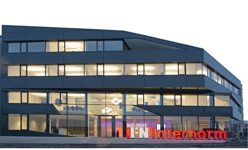 Nach einem Jahr Bauzeit nehmen Internorm und der Mutterkonzern IFN im April 2013 ihr ­neues Bürogebäude am Hauptsitz in Traun in Betrieb.
