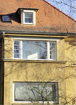 Die Abstimmung durch die Hausverwaltung mit den ­kommunalen Denkmal­schützern führte zu PVC-Fenstern nach historischem ­Vorbild.