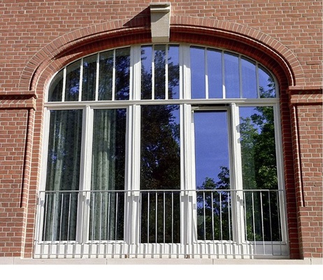 Kunststofffenster in historisch korrekter Gestaltung erfüllen die Anforderungen an den Denkmal- und auch an den Wärmeschutz.