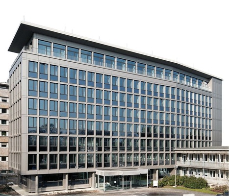 Im Rahmen der Sanierung dieses Wuppertaler Verwaltungsgebäudes wurden Holz-Alu-Fenster mit 3-fach-Verglasung eingebaut. Dabei wurde auch die ursprüngliche Fensterteilung wieder hergestellt.