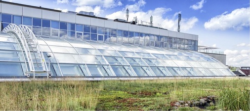 Gerade bei Sonderflächen schlägt die Stunde für den innen liegenden Sonnenschutz, um neben dem Energieeintrag auch den Lichteinfall und die mögliche Blendung maßgeblich zu beeinflussen.