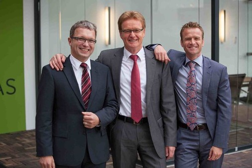 Das Führungsteam von Solarlux (v.l.): Dr. Stefan Breer, Herbert Holtgreife, Seniorchef und Gründer des Unternehmens, und 

Stefan Holtgreife. - © Rainer Hardtke, www.glaswelt.de
