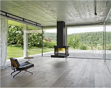 
Fließender Übergang von innen nach außen: Die voll verglasten Wände im Erdgeschoss erlauben einen weit schweifenden Blick in die umgebende Landschaft.
