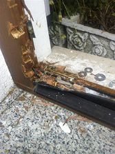 
Beim Einbruch treten die Unterschiede bei der Qualität und der Widerstandsfähigkeit der Elemente zutage. Je nach Rahmenmaterial ist eine Instandsetzung des beschädigten Bauteils gar nicht mehr möglich. 

