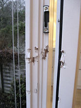 
Zwar ist der Einbruchsweg über die Schnittstelle Flügel/Blendrahmen immer noch der häufigste – verschiedene Tätergruppen widmen sich aber mittlerweile auch verstärkt der Anschlussfuge.
