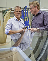 
Hermann Schüller (l.) und Alexander Nagel, der kaufmännische Niederlassungsleiter von Finiglas, beim Rundgang im Biege-Werk in Dülmen.
