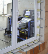 
Bild 2: Montagesituation im Bereich der Brüstung und der Leibung mit Konsolen in einem Ziegelmauerwerk.
