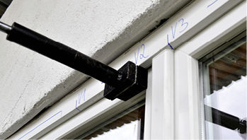 
Bild 3: Statische Belastung mit 3 kN in Fenstermitte. Eine Befestigung oben wurde bewusst weggelassen.
