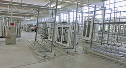 
Sehr gute Lichtverhältnisse an den Arbeitsplätzen werden durch das durchgehende Fensterband auf der Nordseite der neuen Produktionshalle geschaffen.
