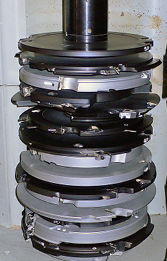 
Alle für die Fertigung erforderlichen Zerspanungswerkzeuge sitzen auf einer Hubspindel im Weinig Fensterbearbeitungszentrum Unicontrol.
