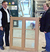<p>
Optisch ansprechende Holzfenster mit geschlossener Fuge in allen Dimensionen – ob rechteckig oder mit Rundbogen – sind die Spezialität von Daxenberger. V. l.: Bernhard Daxenberger, Johann Liebl, Leitz GmbH.
</p>