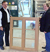 
Optisch ansprechende Holzfenster mit geschlossener Fuge in allen Dimensionen – ob rechteckig oder mit Rundbogen – sind die Spezialität von Daxenberger. V. l.: Bernhard Daxenberger, Johann Liebl, Leitz GmbH.
