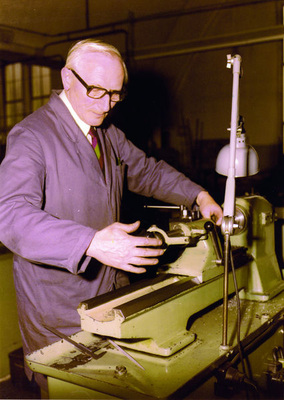 August Bohle, der Sohn des Firmengründers Josef Bohle, in der Werkstatt.