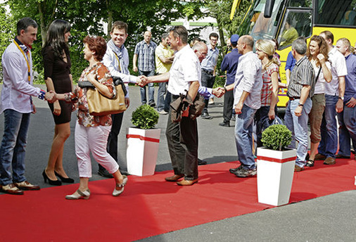 
Jedes Unternehmen hat seine Vertriebs- und Verkaufsstrategie – entweder über Volumen oder über Individualität. Bei Döpfner Fenster (hier im Bild der Empfang zu einem Kundentag) ist die Strategie ganz klar: „Wir verkaufen nur Holzfenster und der Werkstoff stammt aus heimischen Hölzern.“
