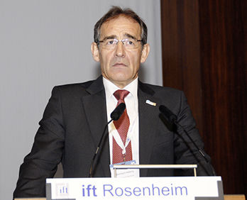 
Der neue ift-Vorstandsvorsitzende Bernhard Helbing begrüßt die rund 1000 Teilnehmer des Branchentreffs. 
