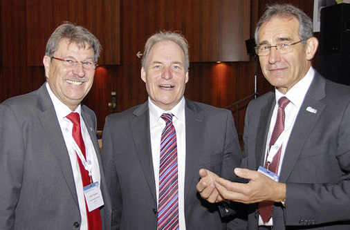 
Gemeinsam für mehr Komfort und Sicherheit bei den Bauelementen: VFF-GF Ulrich Tschorn, ift-Leiter Prof. Ulrich Sieberath und ift- und VFF-Vorstand Bernhard Helbing.
