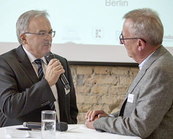 
Winfried Tänzer (profine) im Gespräch mit Moderator Heinz Klaus Mertes, früherer Chefredakteur des Bayerischen Fernsehens.
