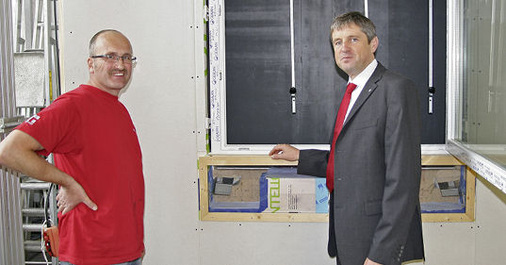 <p>
Henning Hild (r.) demonstriert bei der Besichtigung des Prüflabors, wie viel Know-how im Fensterbank-Anschluss steckt. 
</p>