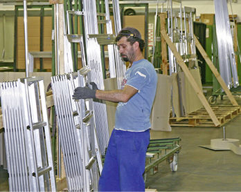<p>
Immer mehr Fensterbauer beziehen fertig verschweißte Alurahmen, die farbbehandelt ausgeliefert werden. 
</p>
