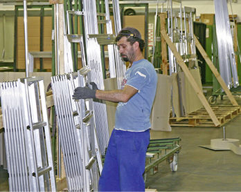 
Immer mehr Fensterbauer beziehen fertig verschweißte Alurahmen, die farbbehandelt ausgeliefert werden. 
