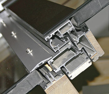 
Gutmann als Lösungsanbieter: Hier ein Wintergarten-Konstruktionsdetail mit Stufenglas-Aufnahme.
