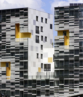 
Da die Lamellen von den Bewohnern immer wieder in andere Positionen gebracht werden, verändert sich die Fassade ständig.
