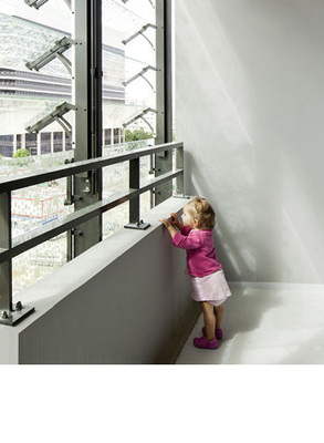 
Die Shadoglass-Lamellen lassen sich neben einer Bedruckung auch mittels einlaminierter Verbund-Folien optisch verändern. 
