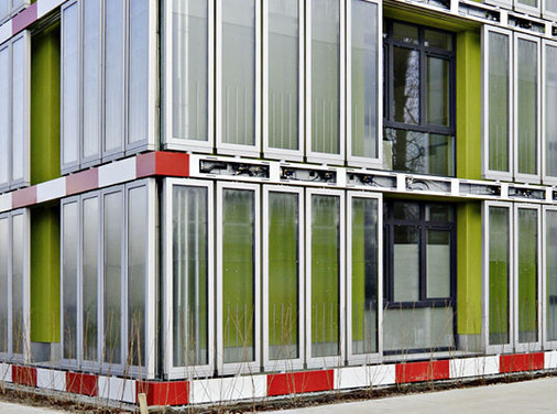 
Im Rahmen der Internationalen Bauausstellung entstand in Hamburg ein Gebäude mit einer 200 m2 großen Glasfassade, die mit über 130 plattenförmigen Glaselementen, sogenannten Photobioreaktoren ausgestattet ist.
