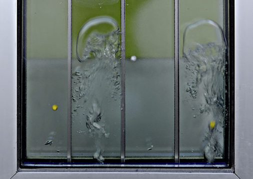 
Bei der Algenfassade in Hamburg befinden sich im SZR der Gläser Algen in einer Lösung aus Wasser und Nährstoffen. Die Algen können u. a. der Verschattung dienen.
