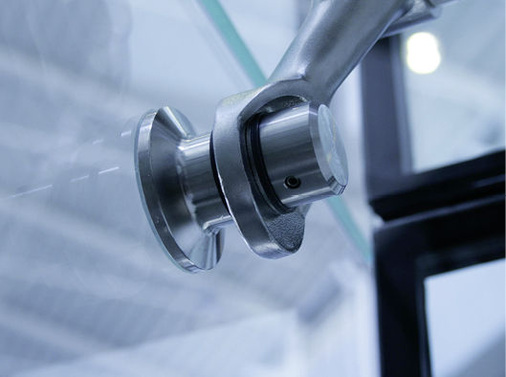 
Dieses Glas ist an dem Punkthalter mit Dow Corning TSSA appliziert, einem 1 mm starken Klebefilm. Für den sicheren Halt reichen dabei schlanke Halter mit Klebepunkten im Durchmesser von 50 mm aus.
