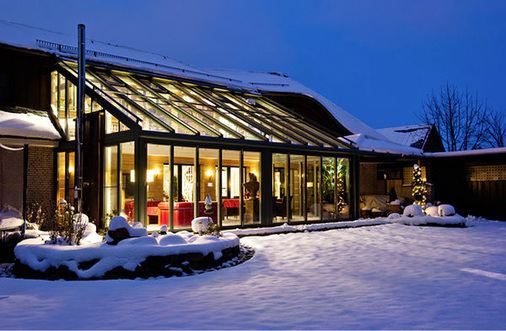 
Gerade im Winter spielt der textile Sonnenschutz eine wichtige Rolle, um auch nachts die Auskühlung der Glashäuser zu verringern.
