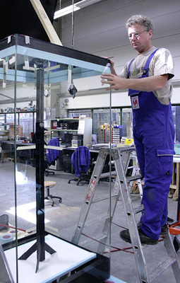 
In der Werkstatt: Das Komplexe an der Fertigung von Glasvitrinen ist nicht nur das Glas, sondern das Zusammenspiel von Beschlagtechnik und Klimatisierung sowie der eingesetzten Beleuchtung.
