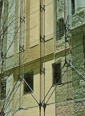 <p>
Hier eine punktgestützte, hinterlüftete Fassade im Sony Center in Berlin. 
</p> - © Foto: Institut für Baukonstruktion, TU Dresden

