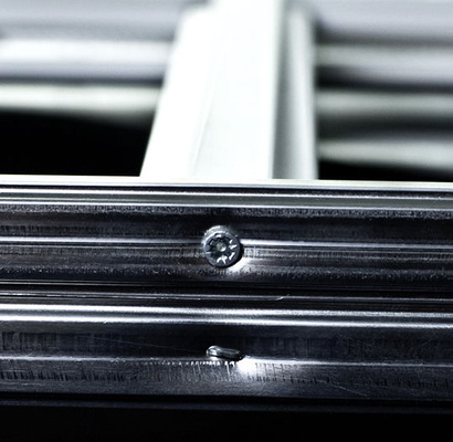 
Die Sprosse im Isolierglas wird oft als U-Wert-Killer verdammt, das entspricht aber nicht den Tatsachen.
