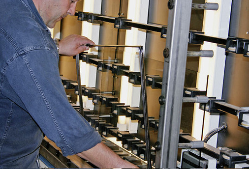 
Heute fertigen viele Hersteller ihr 3-fach-ISO auf den bestehenden ISO-Linien. Dies steht aber einer rationellen und damit kosteneffizienten Fertigung entgegen.
