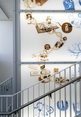 
ESG kann mit keramischem Digitaldruck kombiniert werden. Dabei werden keramische Farben auf das Glas gedruckt und dann beim Vorspannen dauerhaft eingebrannt und so lichtbeständig fixiert.
