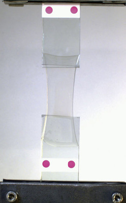 
02: Eine Versuchsdurchführung im Through-Cracked-Tensile Testverfahren.
