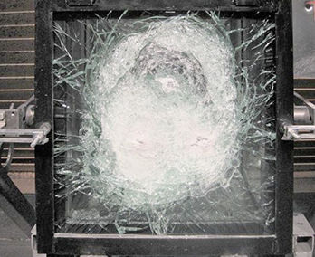 
Hier eine Prüfscheibe nach dem Beschuss.
