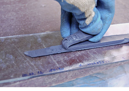 
02: Schäl-Haftversuche auf einer Glasoberfläche dienen dazu, das Haftvermögen des Klebstoffs frühzeitig festzustellen.
