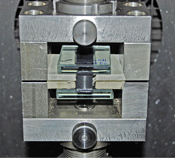 
03: Zugversuch der Klebung an einem H-Prüfkörper.
