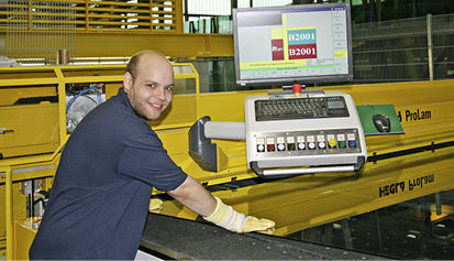 
An die Schneidtische von Hegla sind zwei Remaster-Restplattenlager angebunden, um die Materialausbeute zu optimieren.
