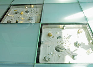 
Vielfältige Interieurgläser bieten die Dreisbuschs an, hier ein begehbarer Boden aus Glas. 
