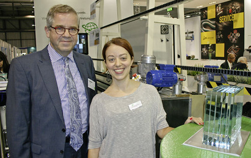<p>
Jan Wilbers von Füldner Maschines und Michela Lattuada vor der 13-Spindel-Kantenschleifmaschine, mit der sich bis zu 100 mm dicke Glaskanten bearbeiten lassen.
</p>