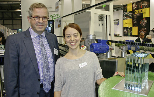 
Jan Wilbers von Füldner Maschines und Michela Lattuada vor der 13-Spindel-Kantenschleifmaschine, mit der sich bis zu 100 mm dicke Glaskanten bearbeiten lassen.
