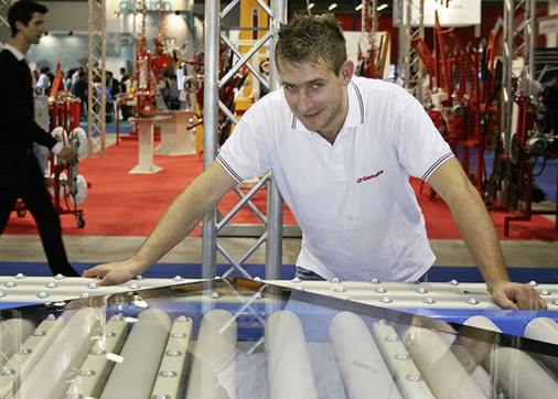 
Die Themen Glasdruck und auch Glasranddruck fanden das gezielte Interesse der Messebesucher, wie hier am Stand von Rollmac.
