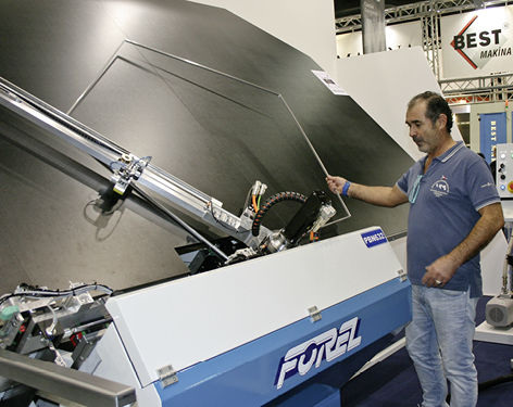 
Der neue Rahmenbieger von For.El für Abstandhalter für die Warme Kante kann schnell und präzise verschiedenste Formen verarbeiten.
