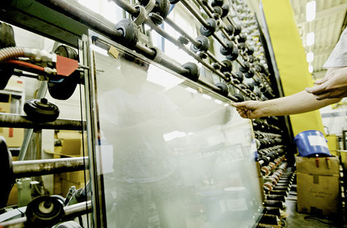 
Wie werden die Durchlaufzeiten bei 3-fach-Isolierglas schneller? Um optimale Taktzeiten zu erreichen, kann ein Hochgeschwindigkeitsversiegler für Abhilfe sorgen.
