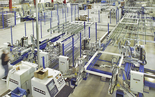 
Blick in die Kunststofffensterproduktion. Die Kapazität beträgt hier fast 300 000 Elemente pro Jahr.
